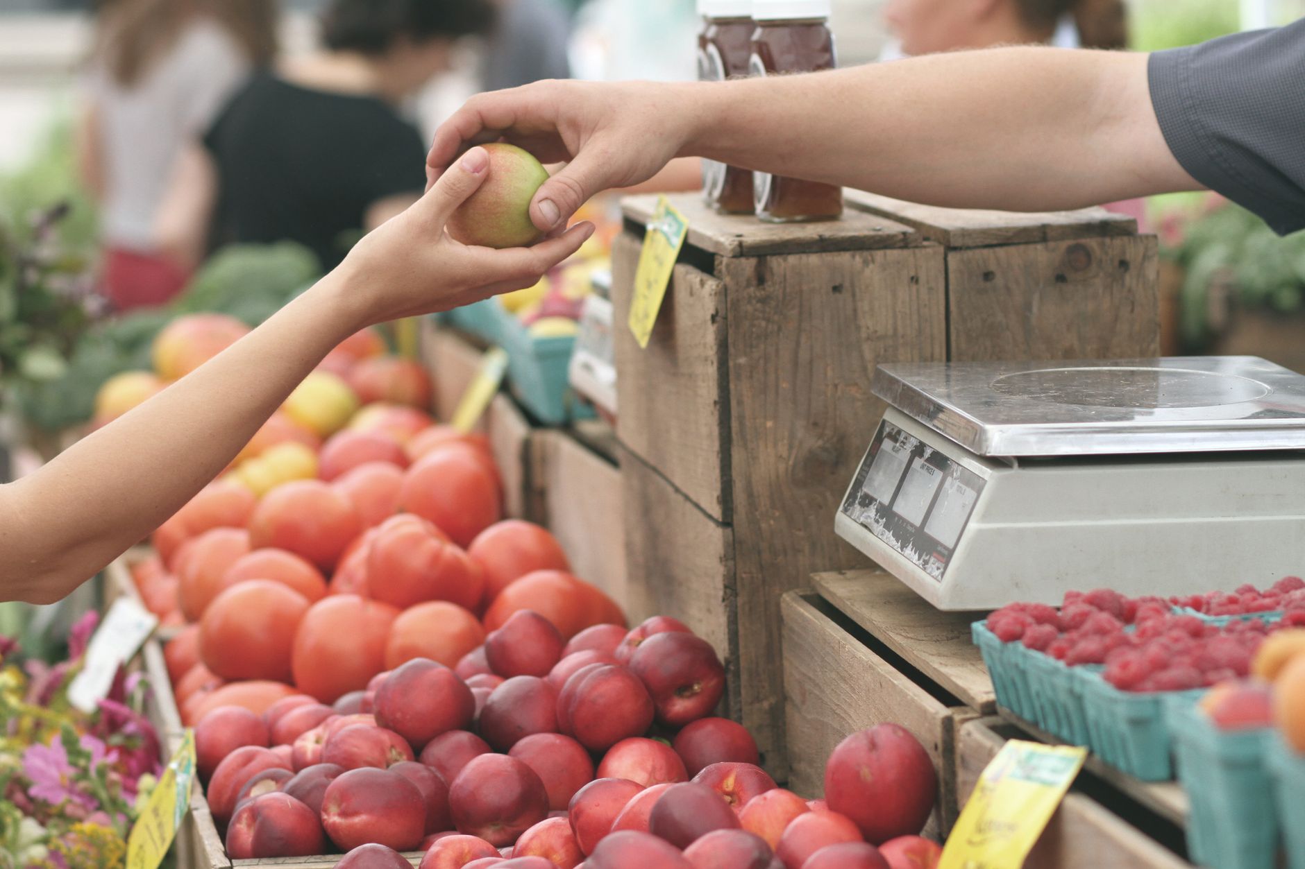 Auf dem Markt: Kuchen und ein Geschenk