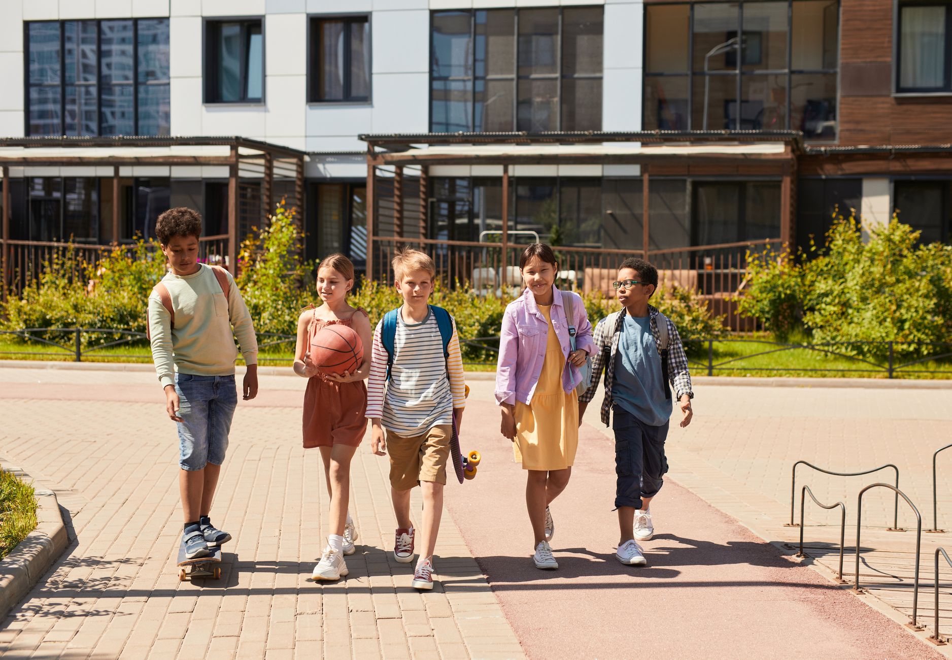 Die Straße vor der Schule