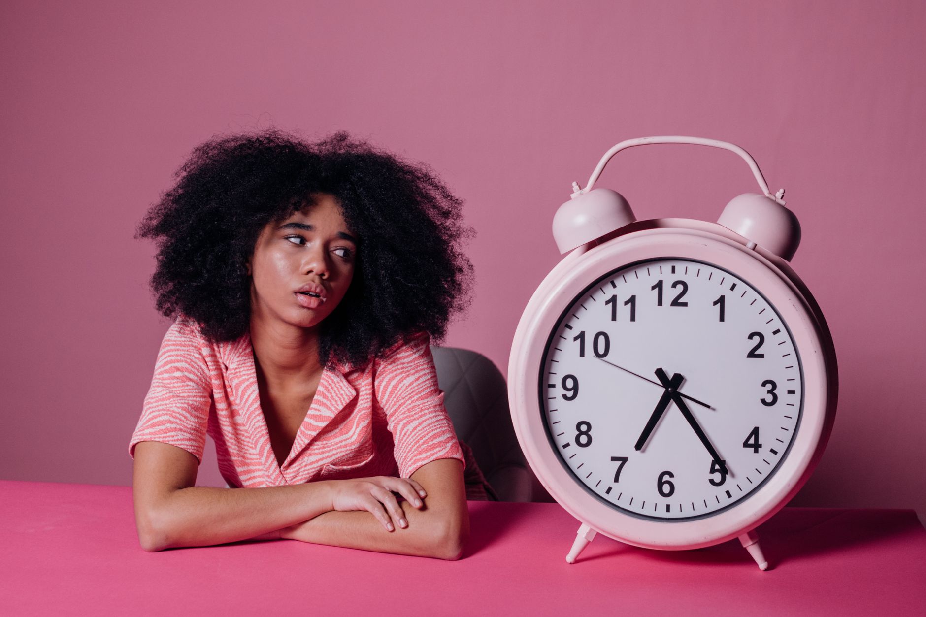 María lleva una hora esperando