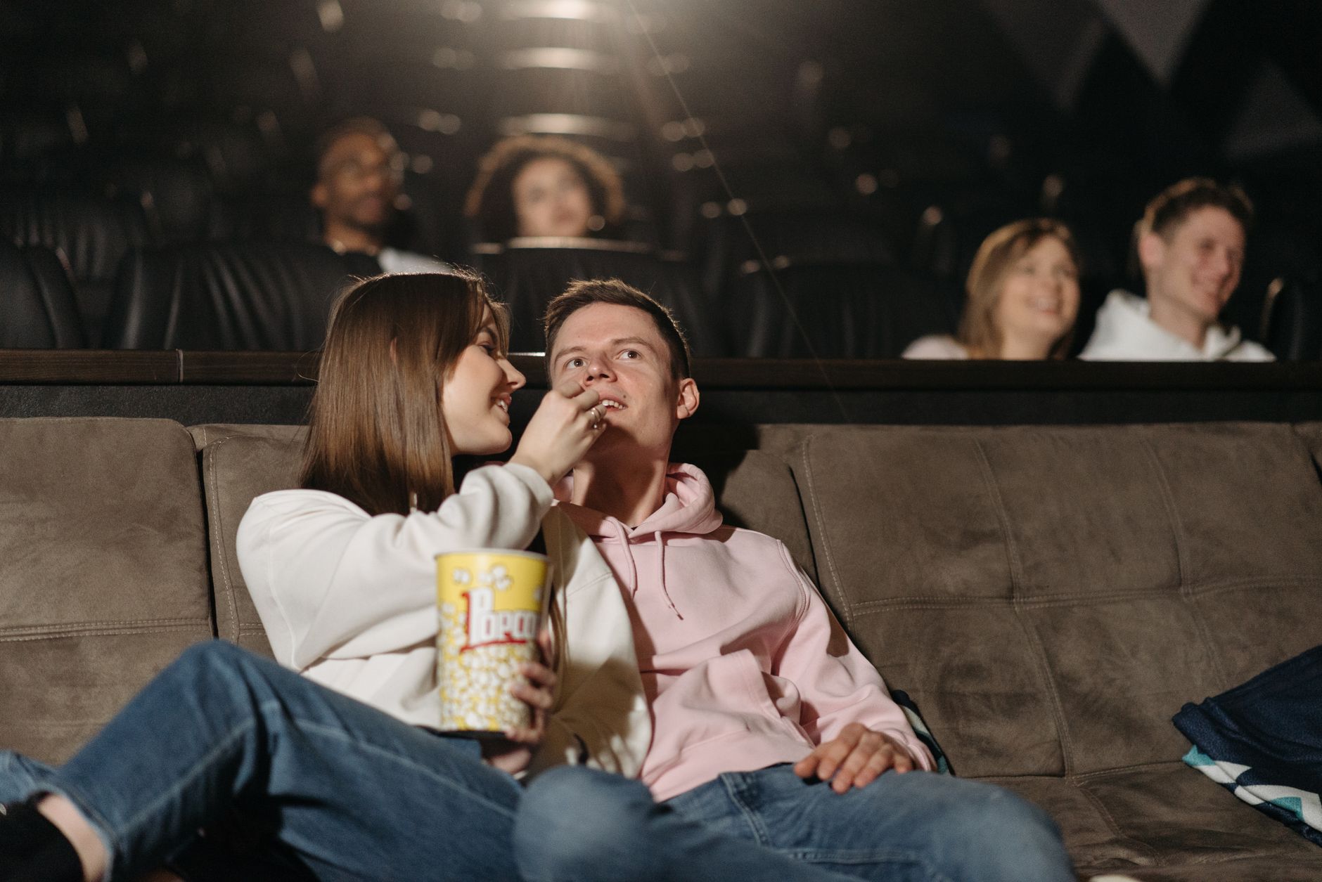 No cinema: dois bilhetes para a comédia